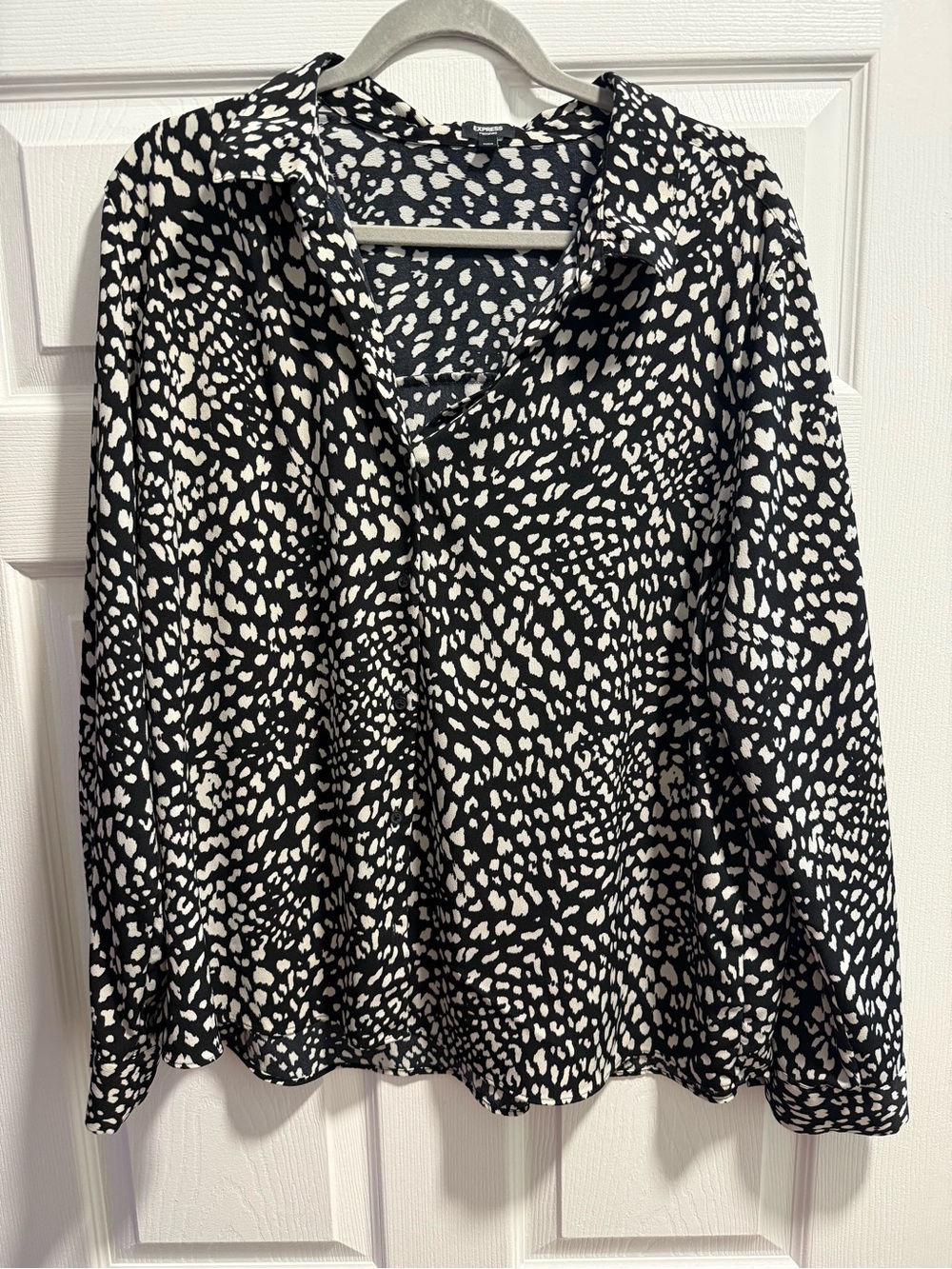 Express Women's Black & White Printed Long-Sleeve portofino blouse